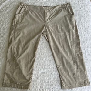 NWOT Columbia SPF Suncast Performance Fishing Gear Khaki Capri Pants, L